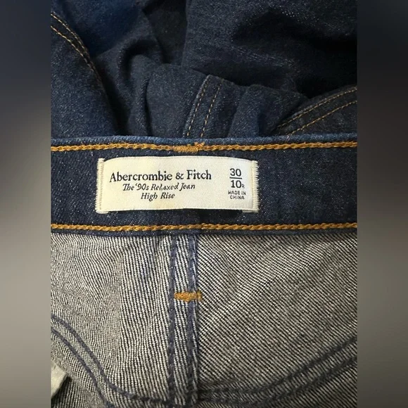 Abercrombie and fitch High Rise 90s Relaxed Jean dark wash size 10R like new - Picture 2 of 8